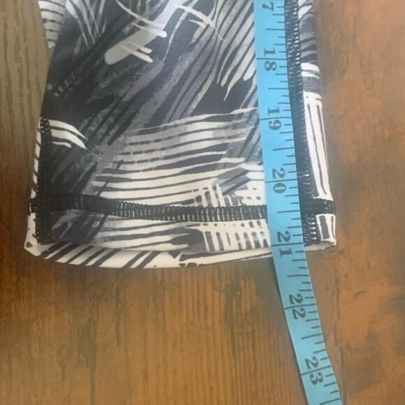 Reebok Black and White Print Capri Leggings Size Small - Picture 9 of 11